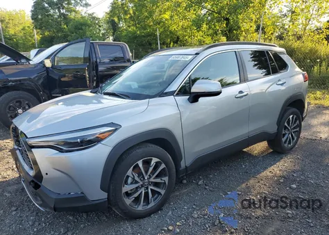 2022 Toyota Corolla Cross Xle z USA, uszkodzony, nr VIN 7MUDAAAG5NV013353